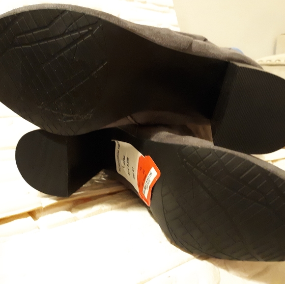 Gray suede boots - Picture 3 of 3